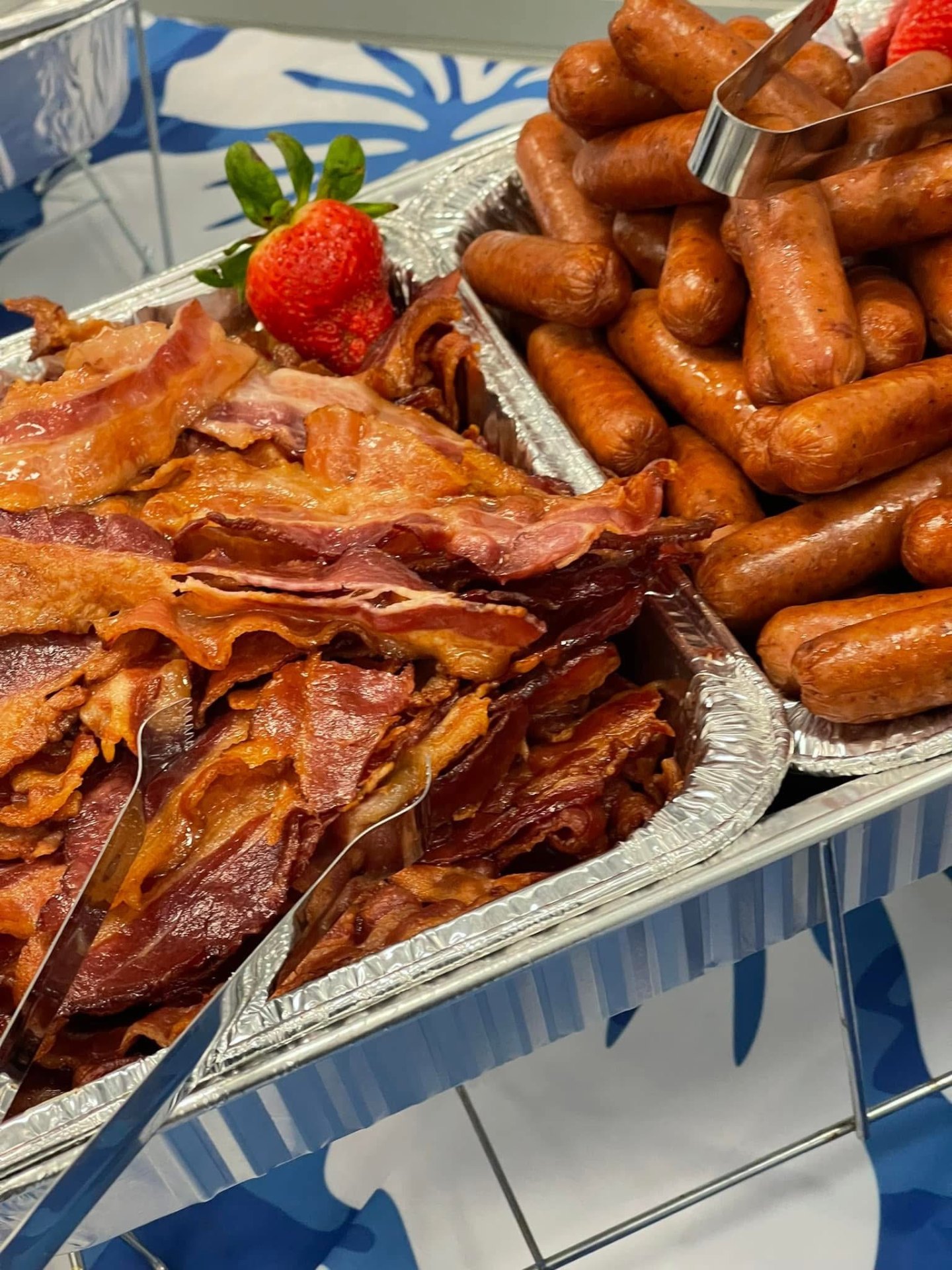 Breakfast catering with crisp bacon and sausage links